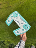 Cargar la imagen en la vista de la galería, Scotty Cameron 2022 Phantom 5.5 Tiffany Blue & White Refinished Putter
