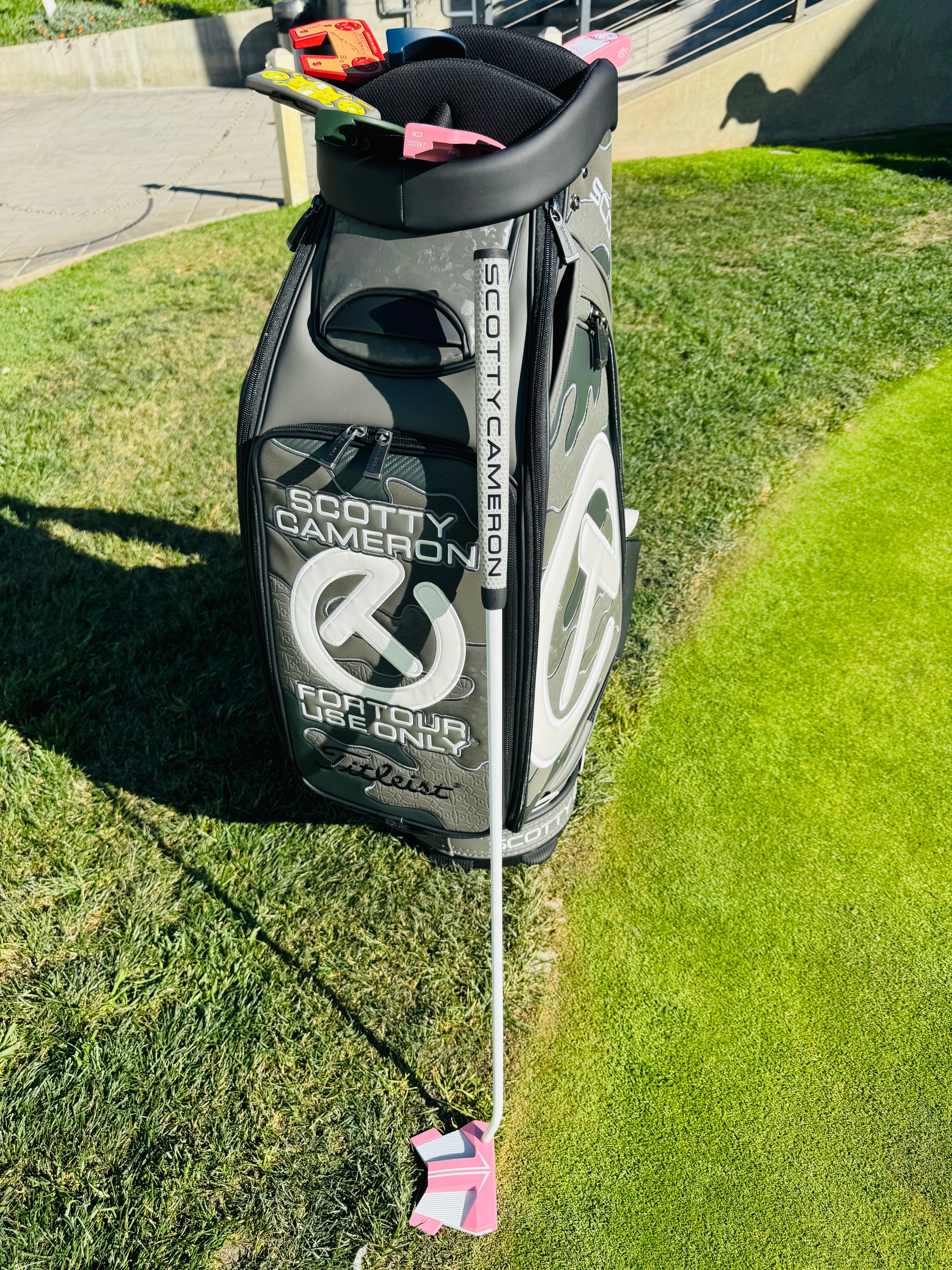 (New) Scotty Cameron 2024 Phantom 11.5 Refinish | Pink & White Cerakote Custom